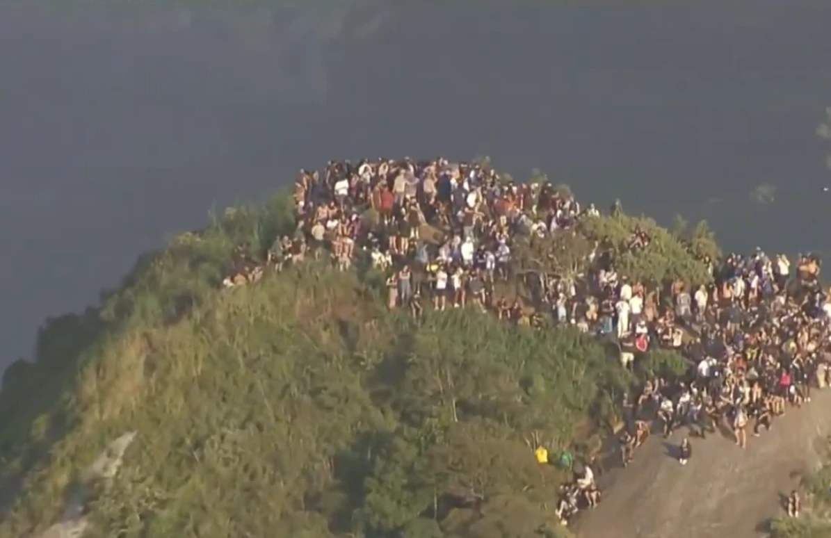 No Way Down: 200 Tourists Trapped as Gunfight Erupts on Rio Mountain