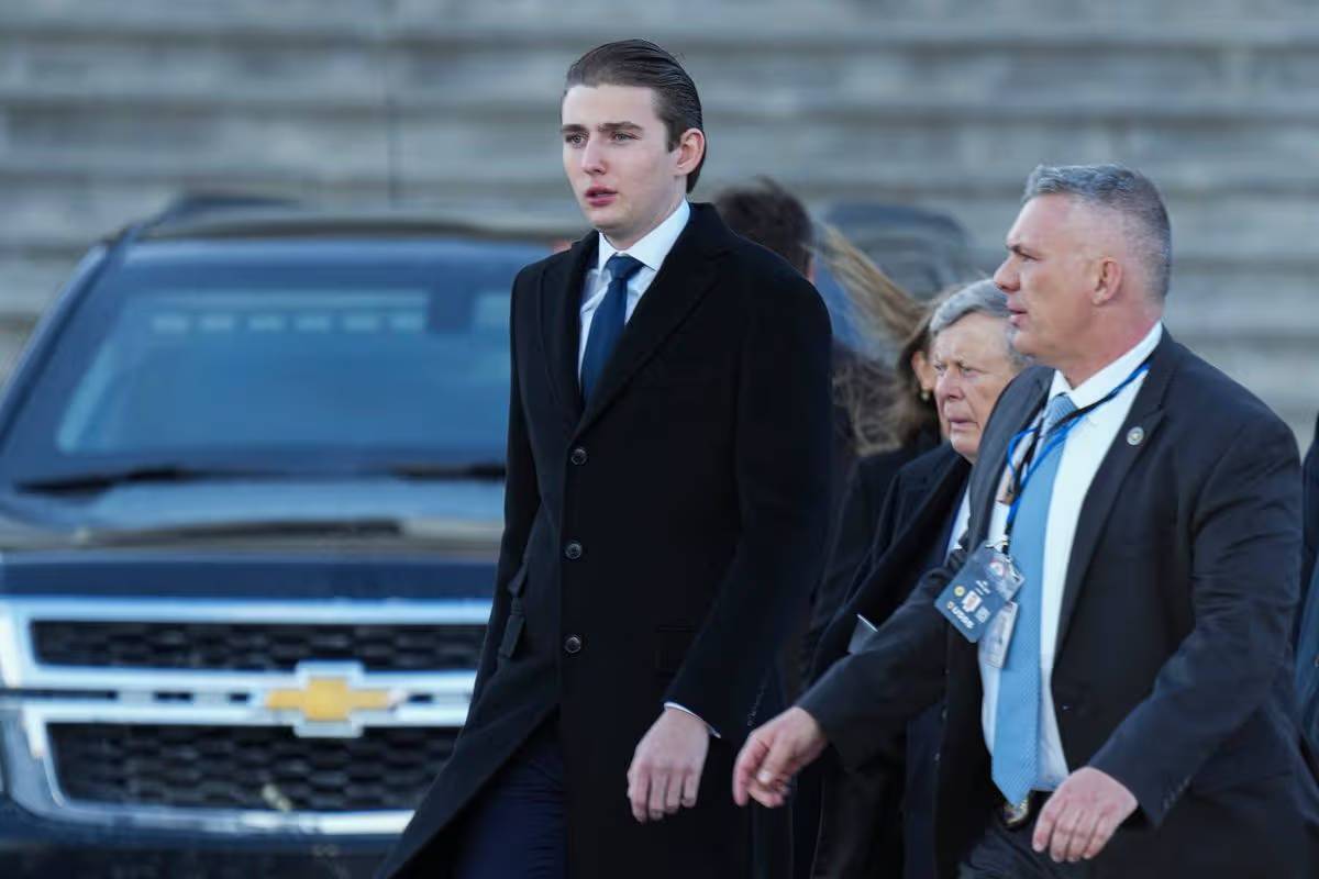 A SPECIAL MOMENT: Barron Trump quietly stepped onto the stage last night — and within seconds, the entire room fell into an unusual silence1_011