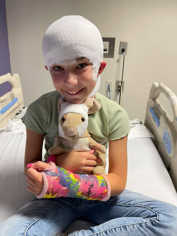 "Dakota and Juda’s Unbreakable Bond: A Journey of Strength, Friendship, and Hope Amidst a Battle with Brain Cancer" 6019