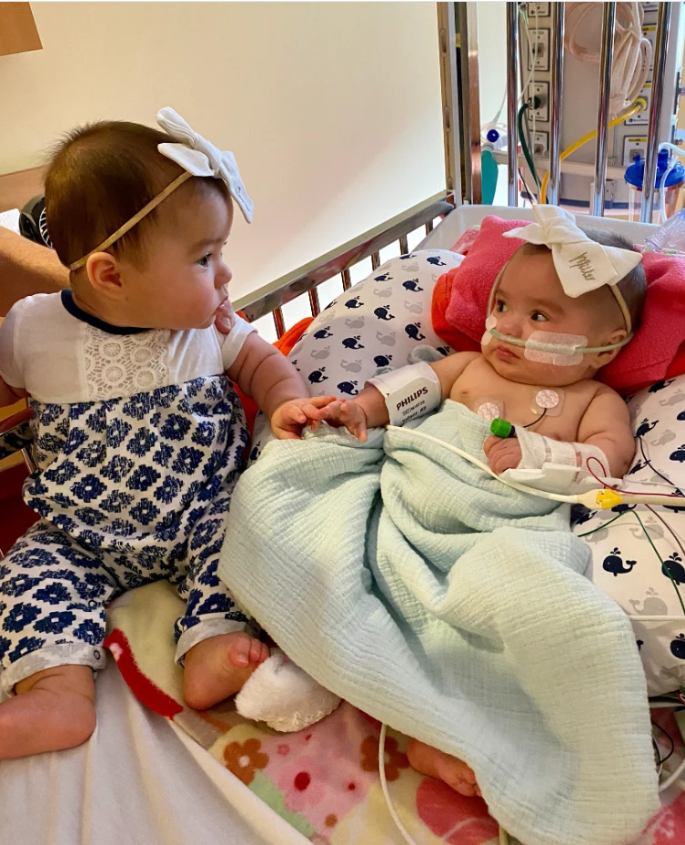 "Cora and Miller's Emotional Reunion: Identical Twins Reunite After 200 Days Apart in the Cardiac ICU" 6026