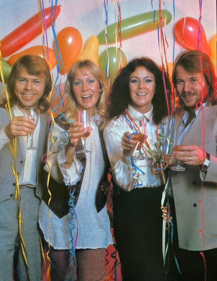 No one expected them to sing — but the National Anthem performed by Agnetha Fältskog and Anni-Frid “Frida” Lyngstad of ABBA brought the entire stadium to tears.