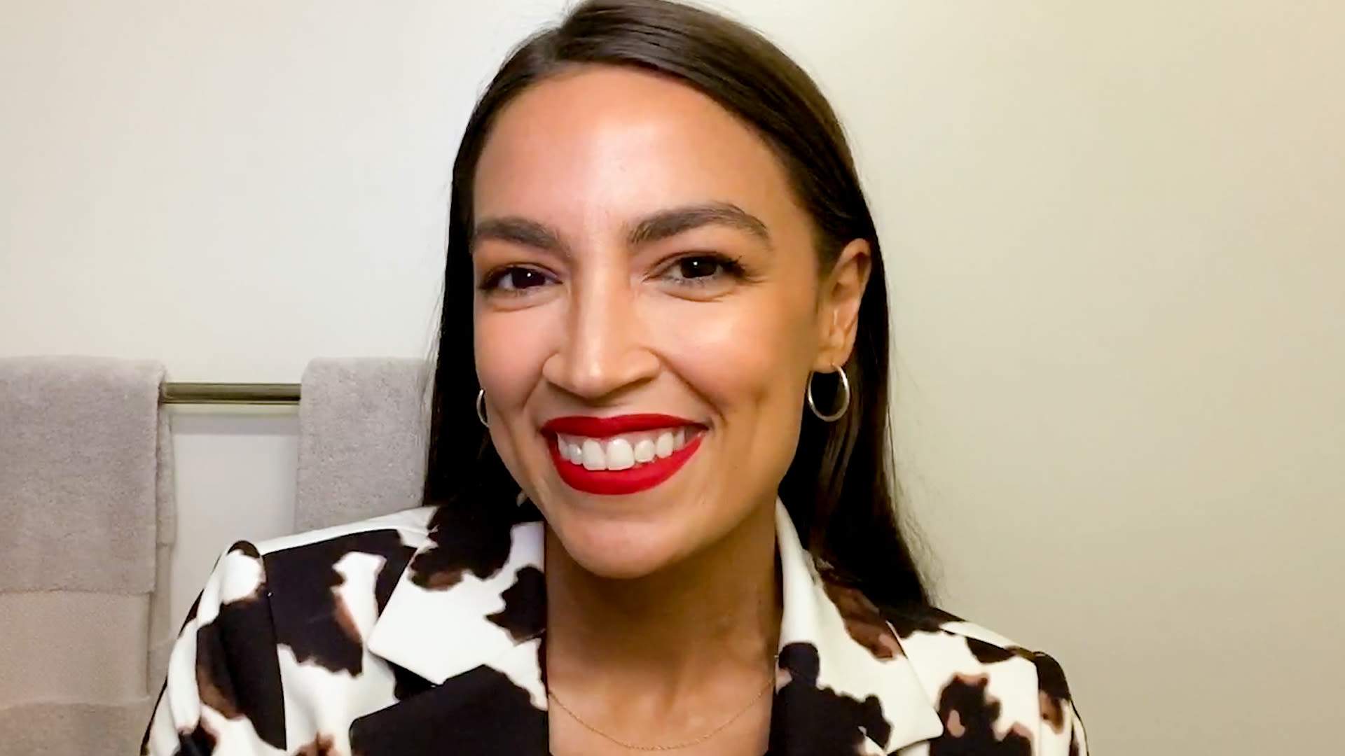 MUST-SEE: AOC GOES VIRAL FOR UP-CLOSE MAKEUP MOMENT WHAT EVERYONE IS TALKING ABOUT NOW.c1